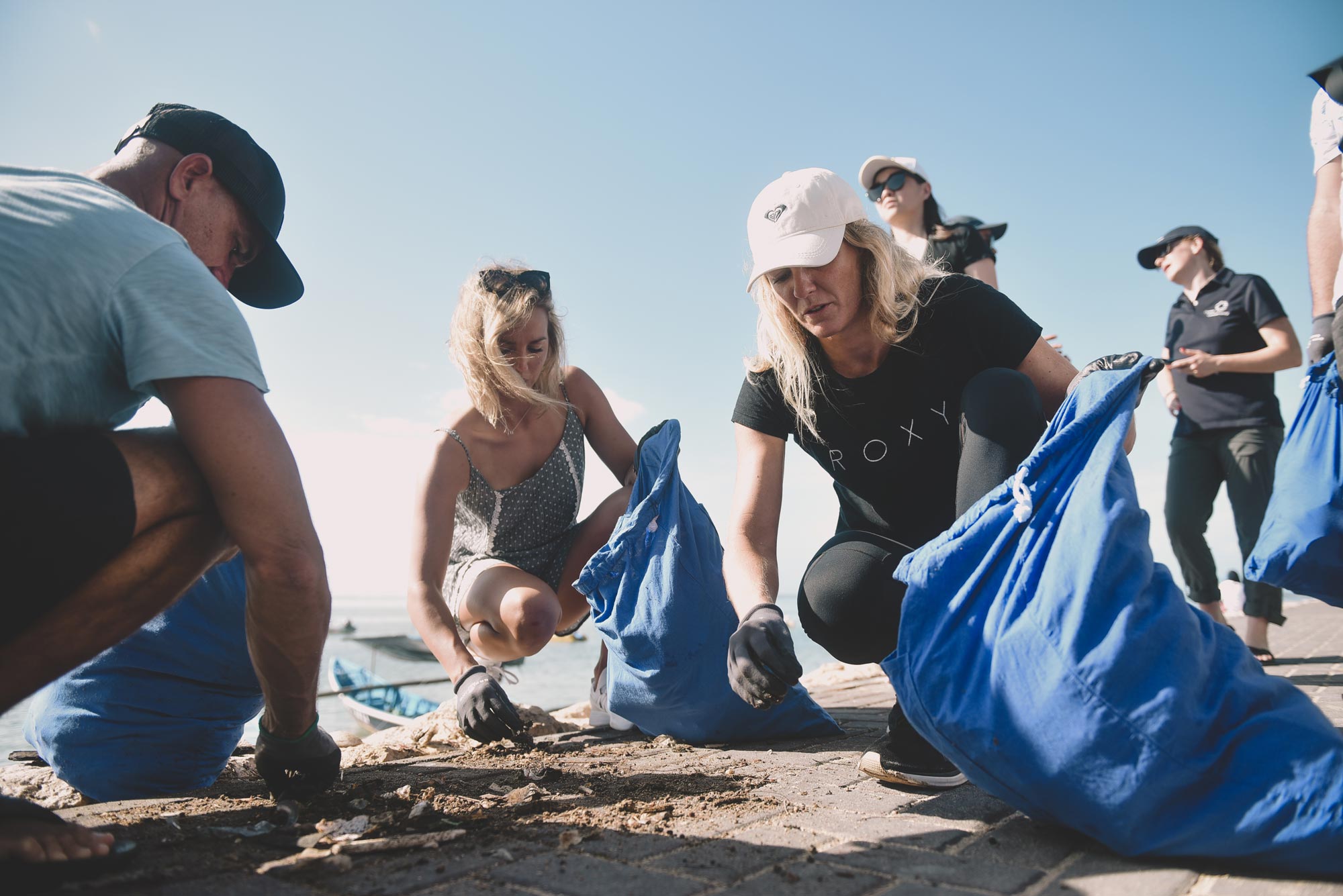 Beach clean up. Breitling Surfer Squad. Салли Фитцгиббонс, Австралия. People participating in a Beach Cleanup.