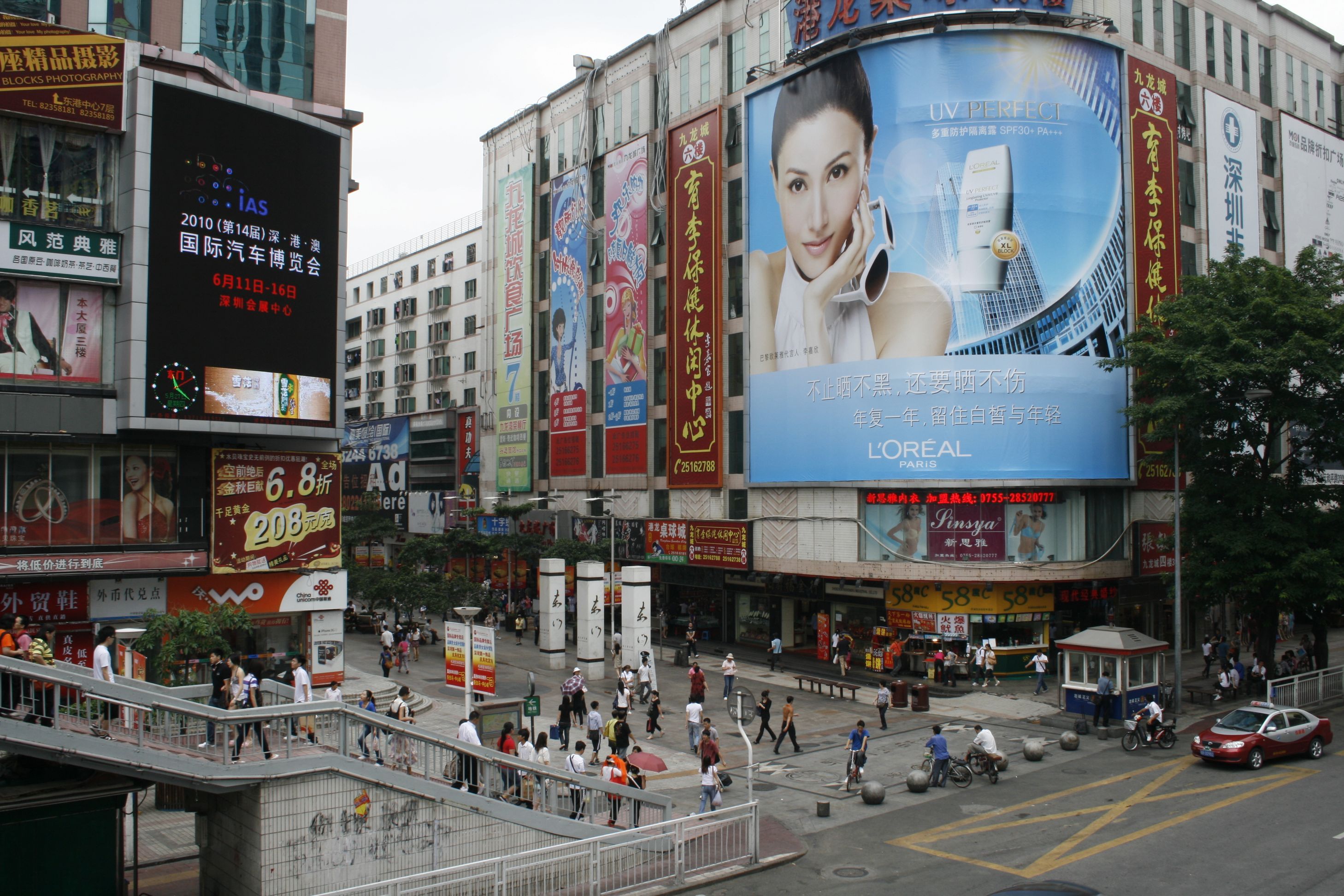 What's the deal with the new (fake) “Supreme” store opening in Shenzhen? -  Retail in Asia