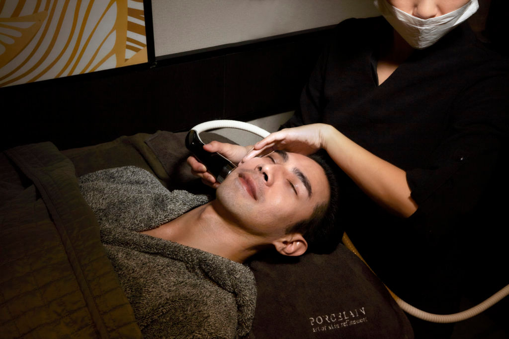 Paulo Atienza Tries Out Porcelain’s CO2 Skin Renewal Treatment