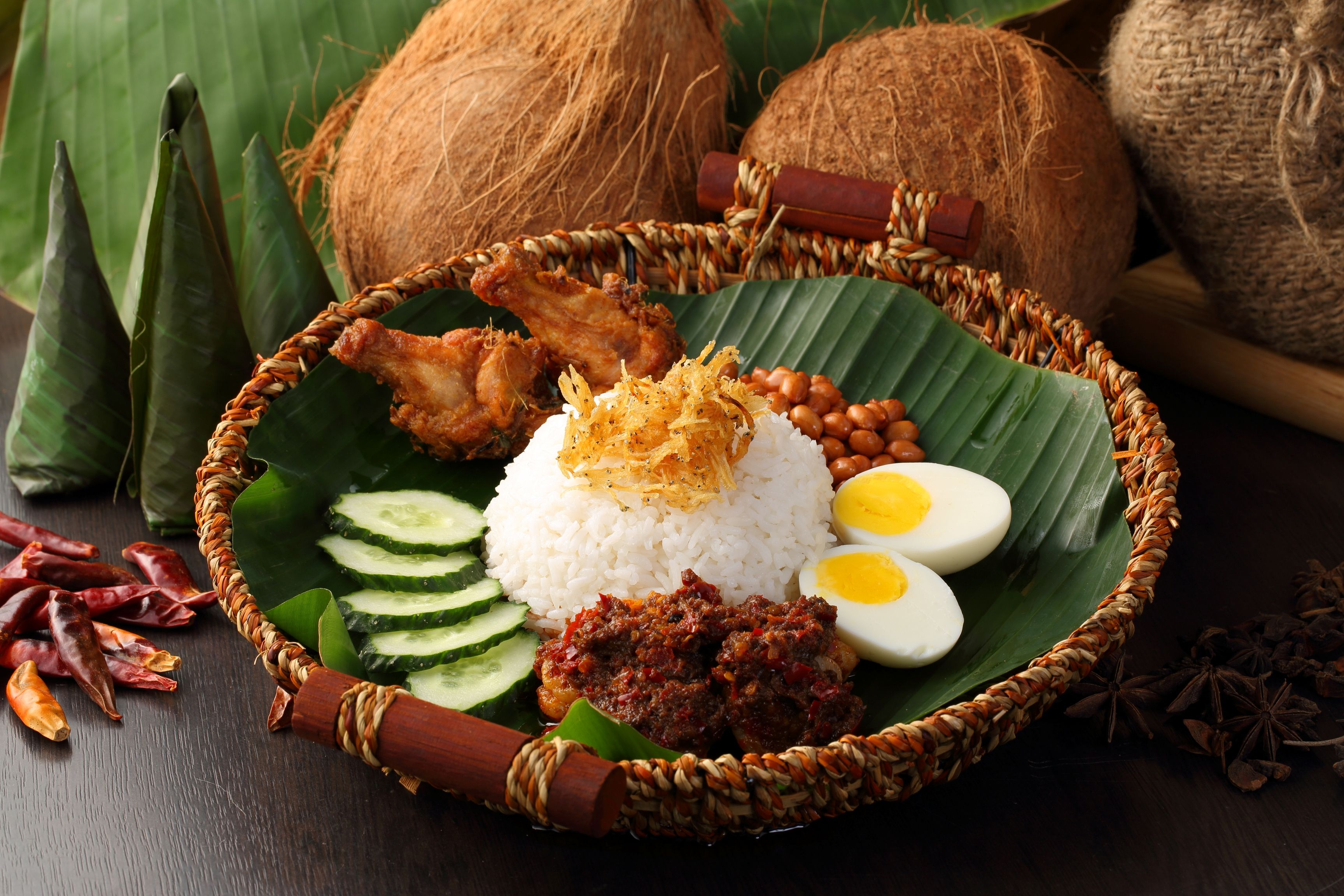 Кухня малайзии. Наси Лемак Малайзия. Наси Лемак блюдо Малайзия. Кухня в Малайзии Наси Лемак. Рис Наси Лемак (рис с кокосовым молоком).