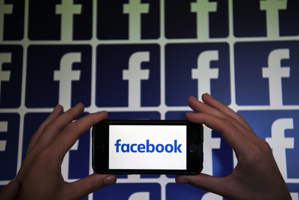 Facebook Mobile Finally Begins To Enable Dark Mode