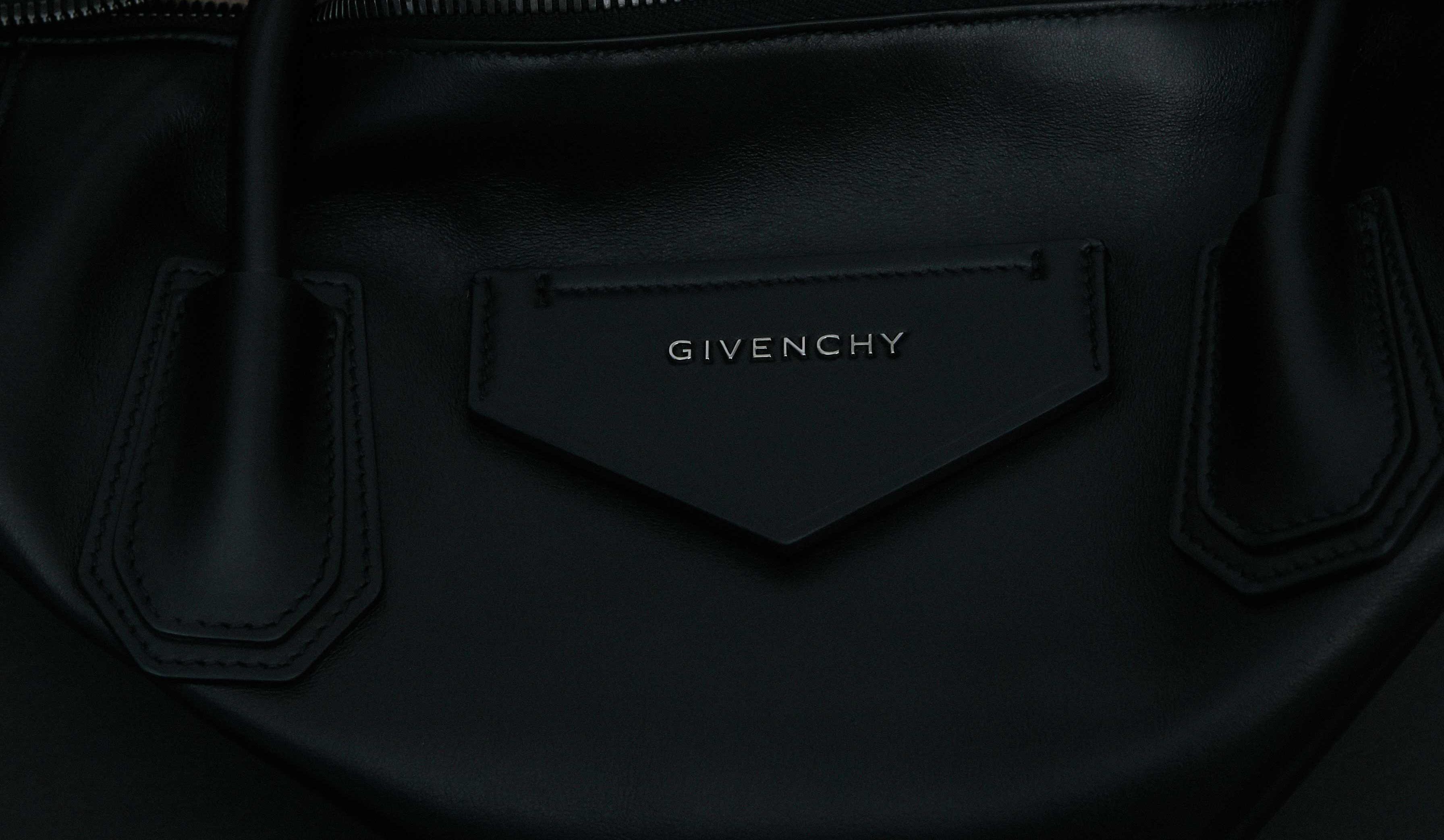 Is givenchy best sale antigona a classic