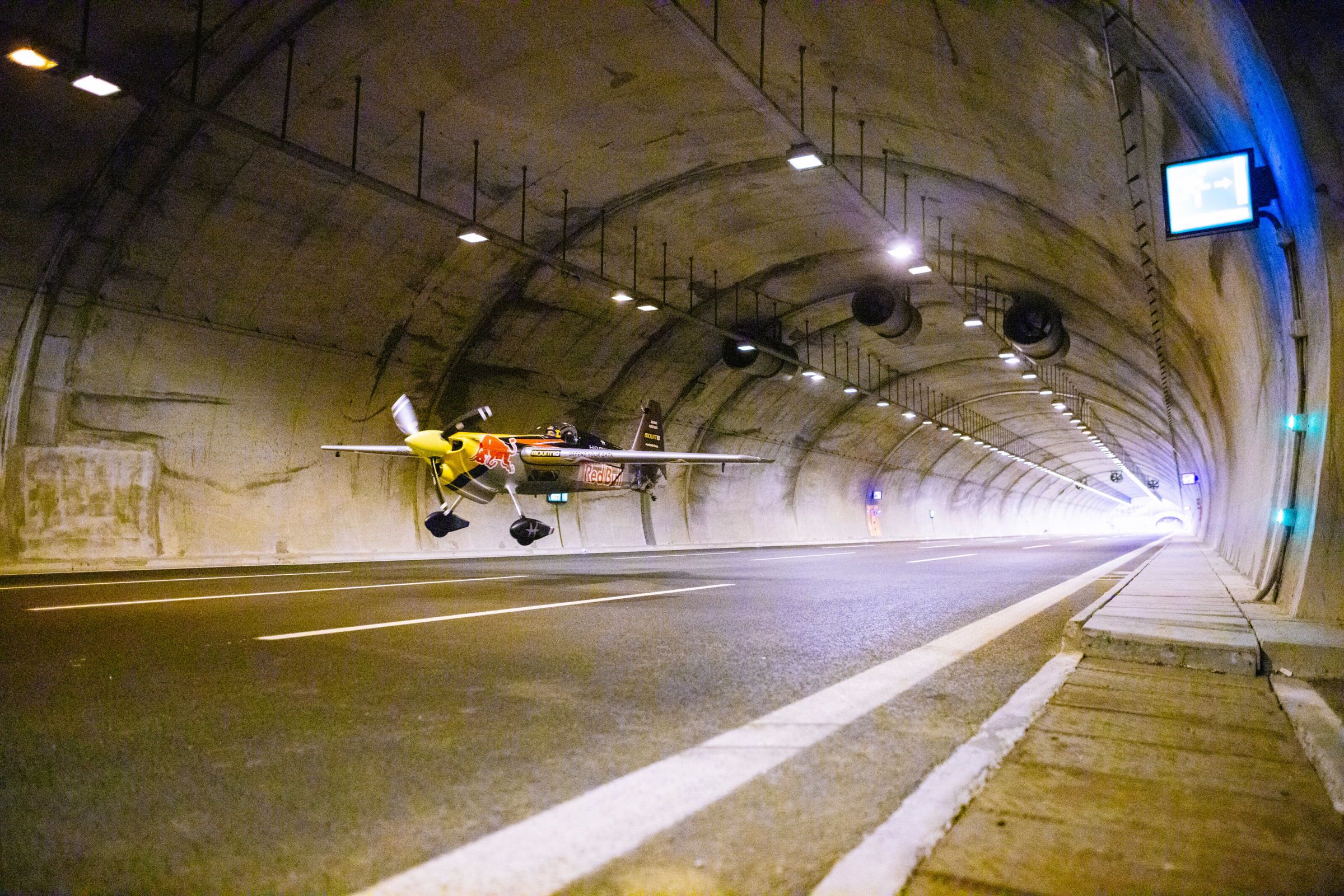 Рекорд полета самолета. Полет в тоннеле. Туннель в самолете. Тоннеле полет в тоннеле. Пролетел в туннеле.