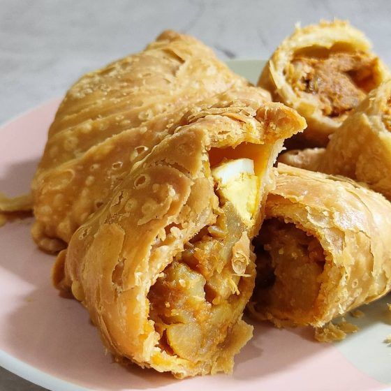 J2 FAMOUS CRISPY CURRY PUFF - 7 Maxwell Rd, Singapore, Singapore