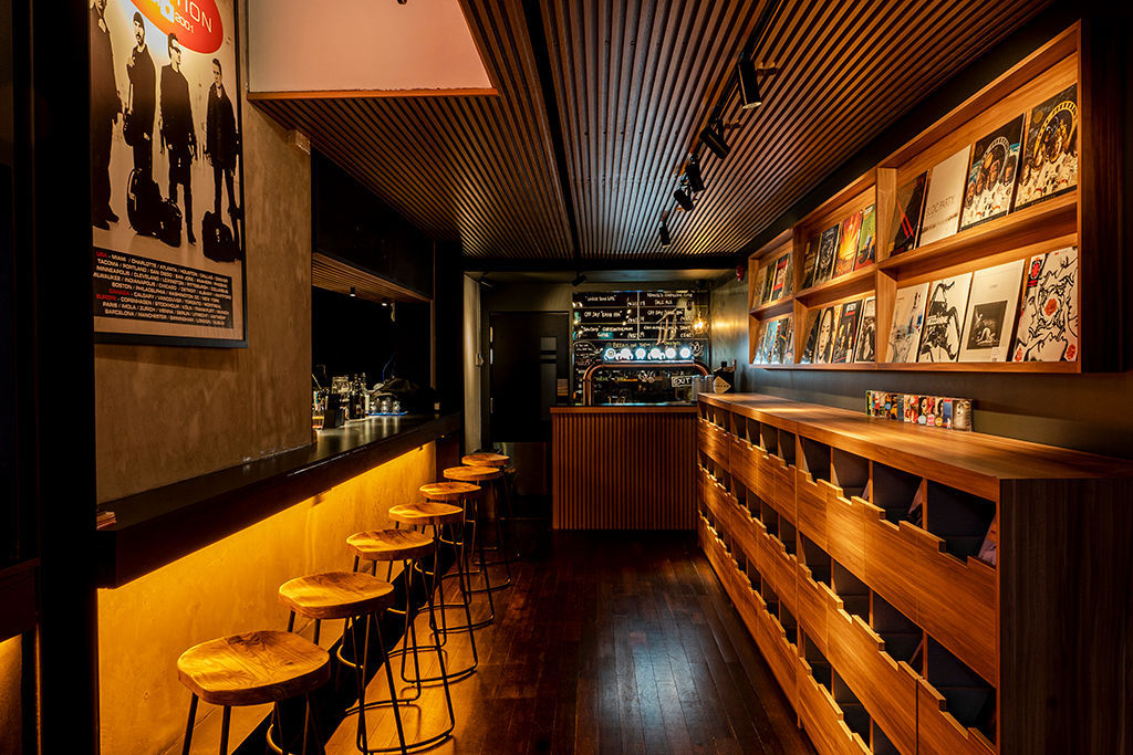 Best Bars For Live Music Performances And Vinyl Records In Singapore