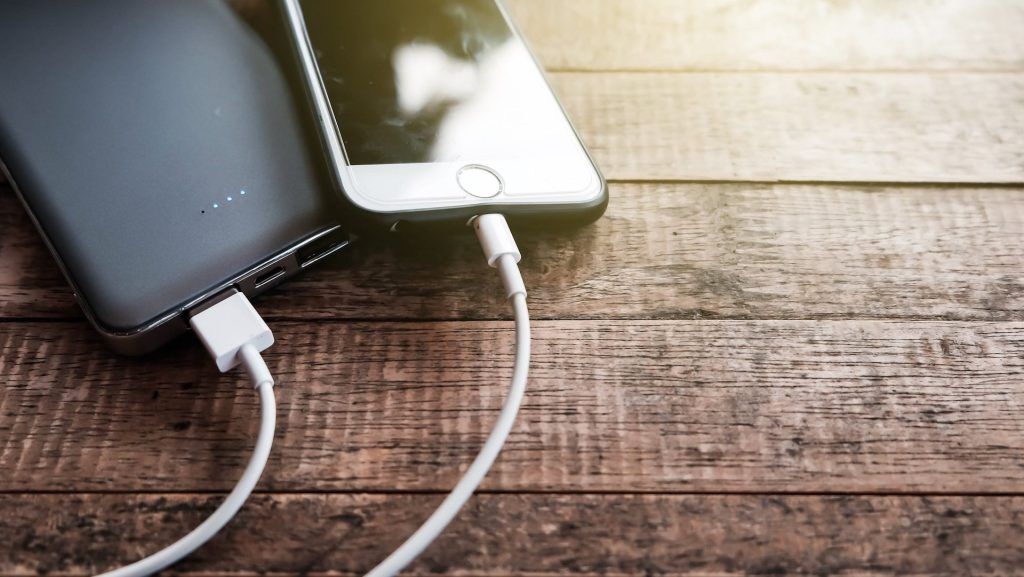 how to charge smartphone correctly