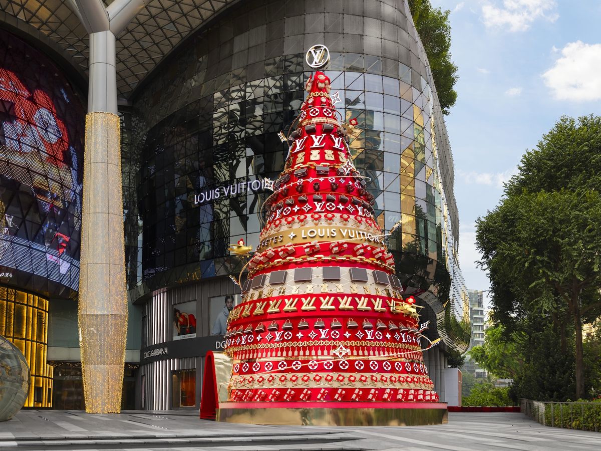 Louis Vuitton has created 12-story tall Christmas tree illusion on