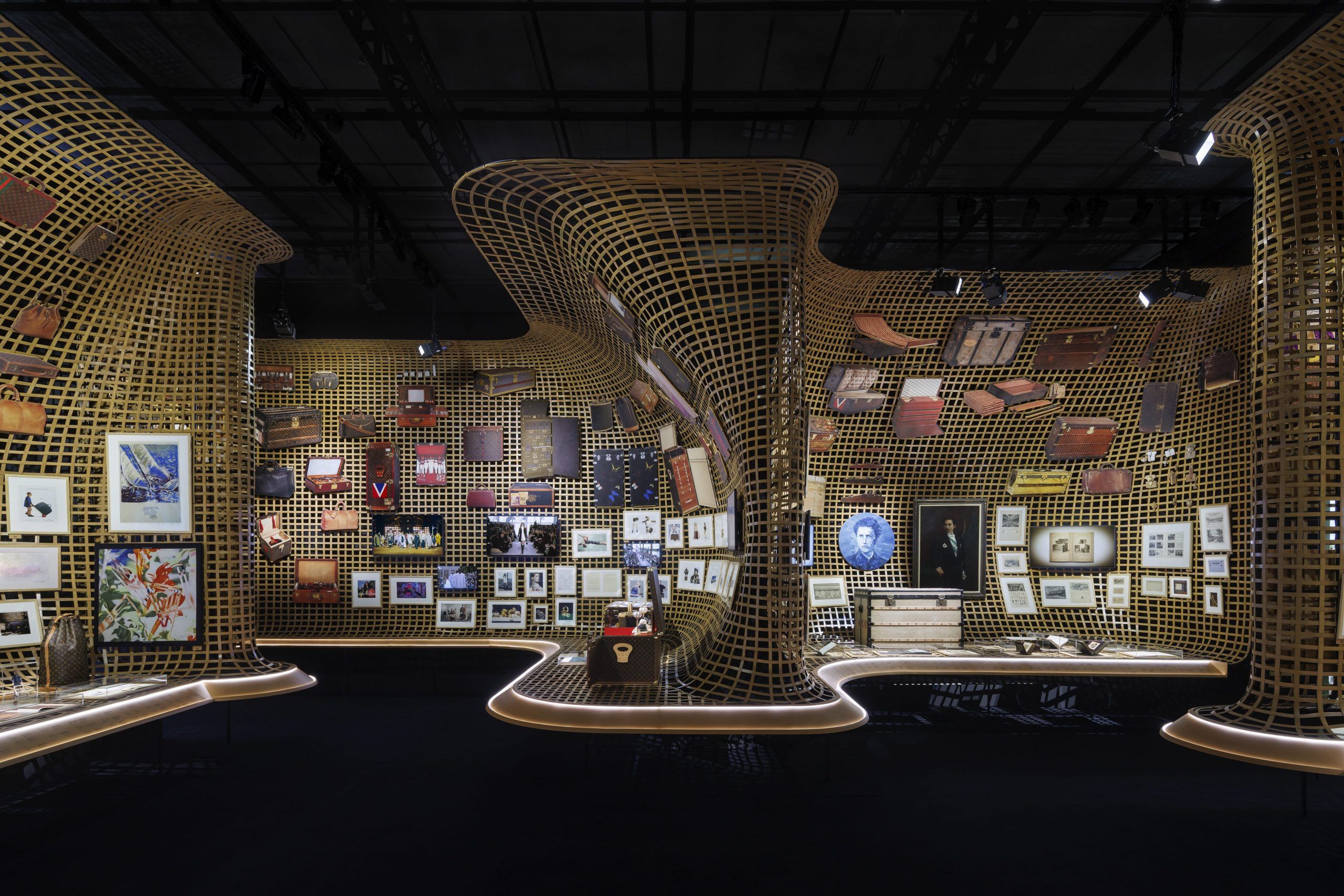 Louis Vuitton : Visionary Journeys［日本語版］ 展覧会書籍／英語版】Louis Vuitton and Japan: Visionary Journeys