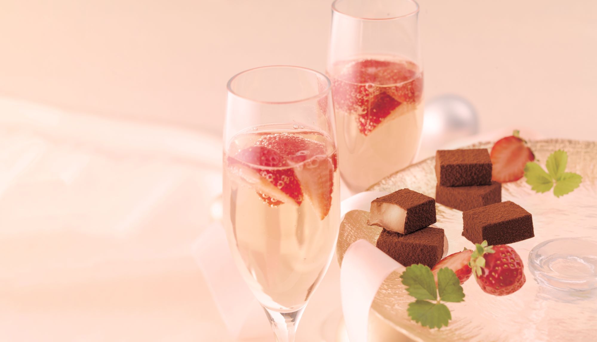 Maison strawberry champagne. Бокал шампанского с клубникой. Клубника в шоколаде и шампанское. Пирожное и шампанское. Бокал с конфетами.