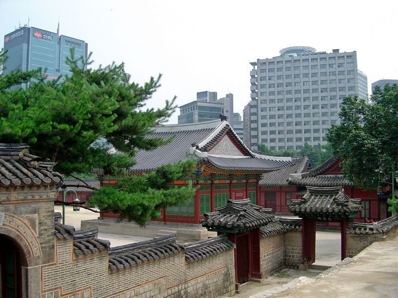 Deoksugung Palace (Stonewall Walkway)