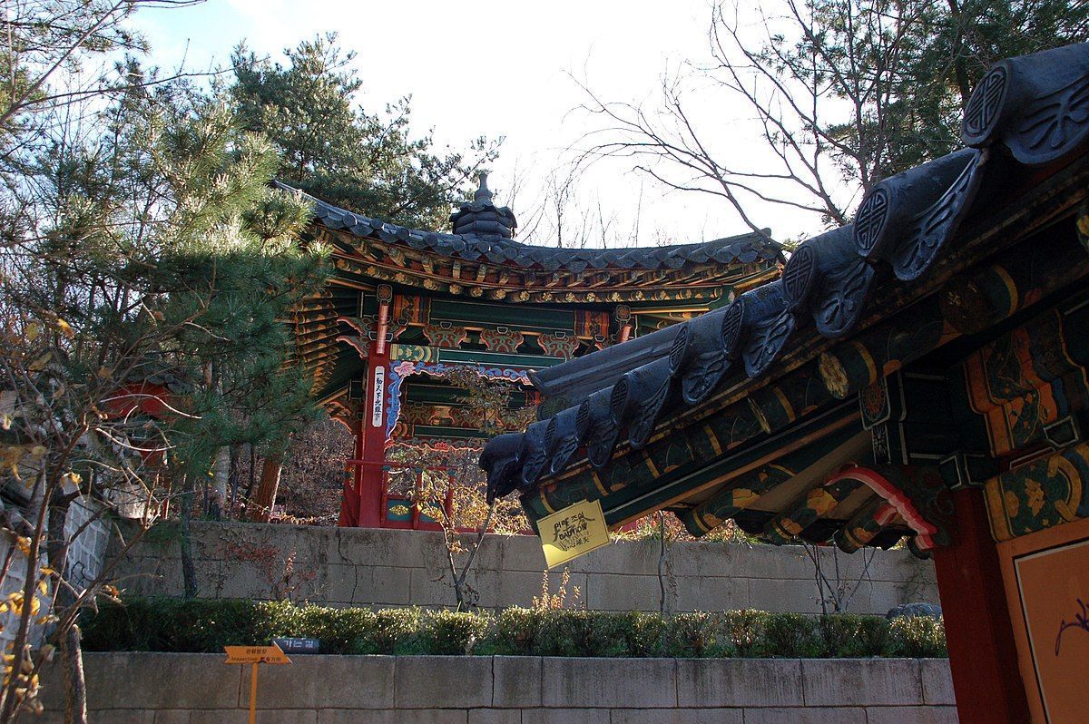 Deoksugung Palace (Stonewall Walkway)