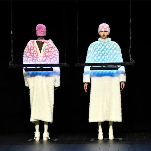 在巴黎时装周上，Anrealage 展示了在紫外线下变色的创新系列