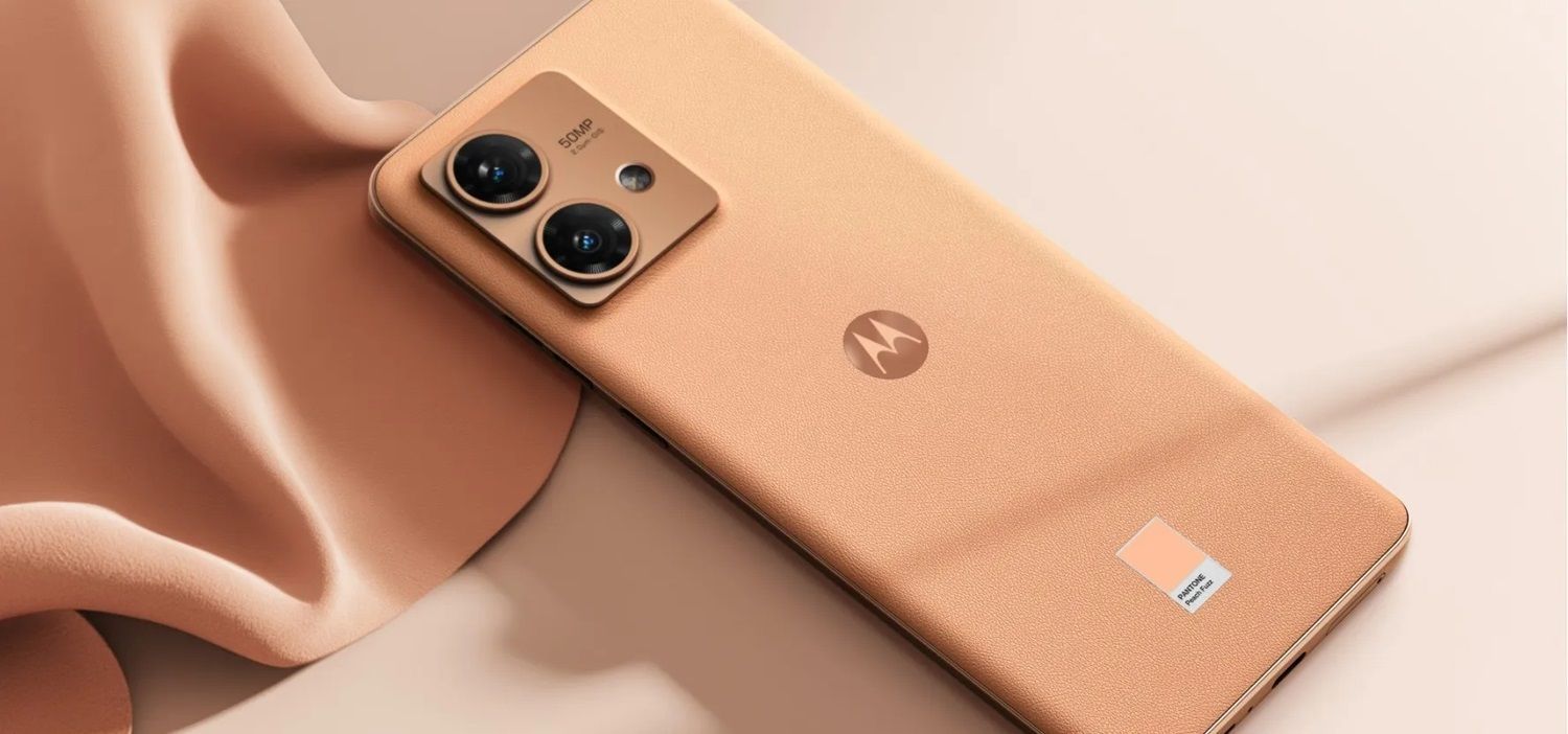 Motorola Edge Peach Fuzz