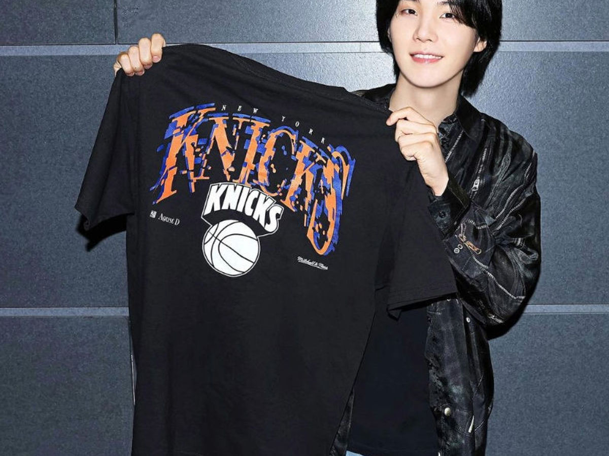 BTS SUGA コラボTシャツ KNICKS NBA ミッチェルアンドネスL All We Know About The BTS' Suga x NBA Collab With Mitchell & Ness