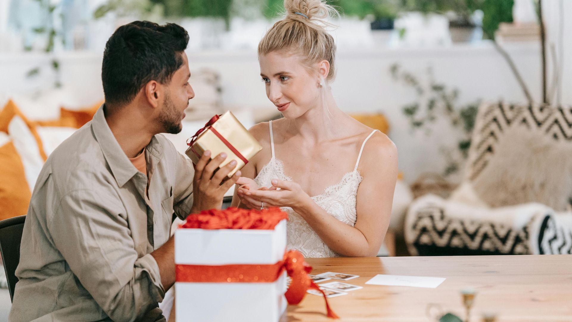 20 Best Christmas Gifts For Wife - Thoughtful Romantic Gifts For Your  Spouse in